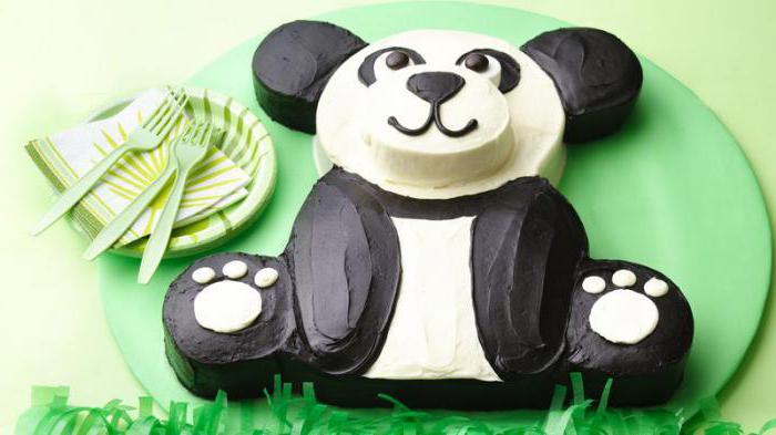 Panda kakku omilla käsillä ilman mastista