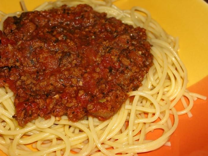 Yksinkertainen spagettikastike