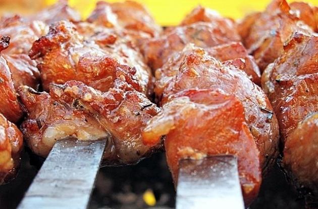 Juicy ja tuoksuva shish kebab sianlihasta: resepti kaukaasian tavalla