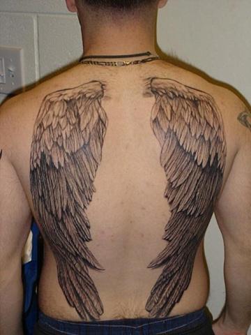 Tatuointi siivet miehen takaosassa 