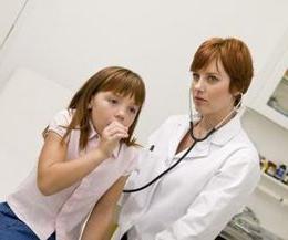 Hoito keuhkoputkentulehduksesta lapselle tulee suorittaa "oikea" lääkäri